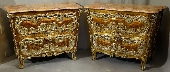 Paire de commodes aux miroirs style Rococo Baroque italien vernies laqu&eacute;es et dor&eacute;es